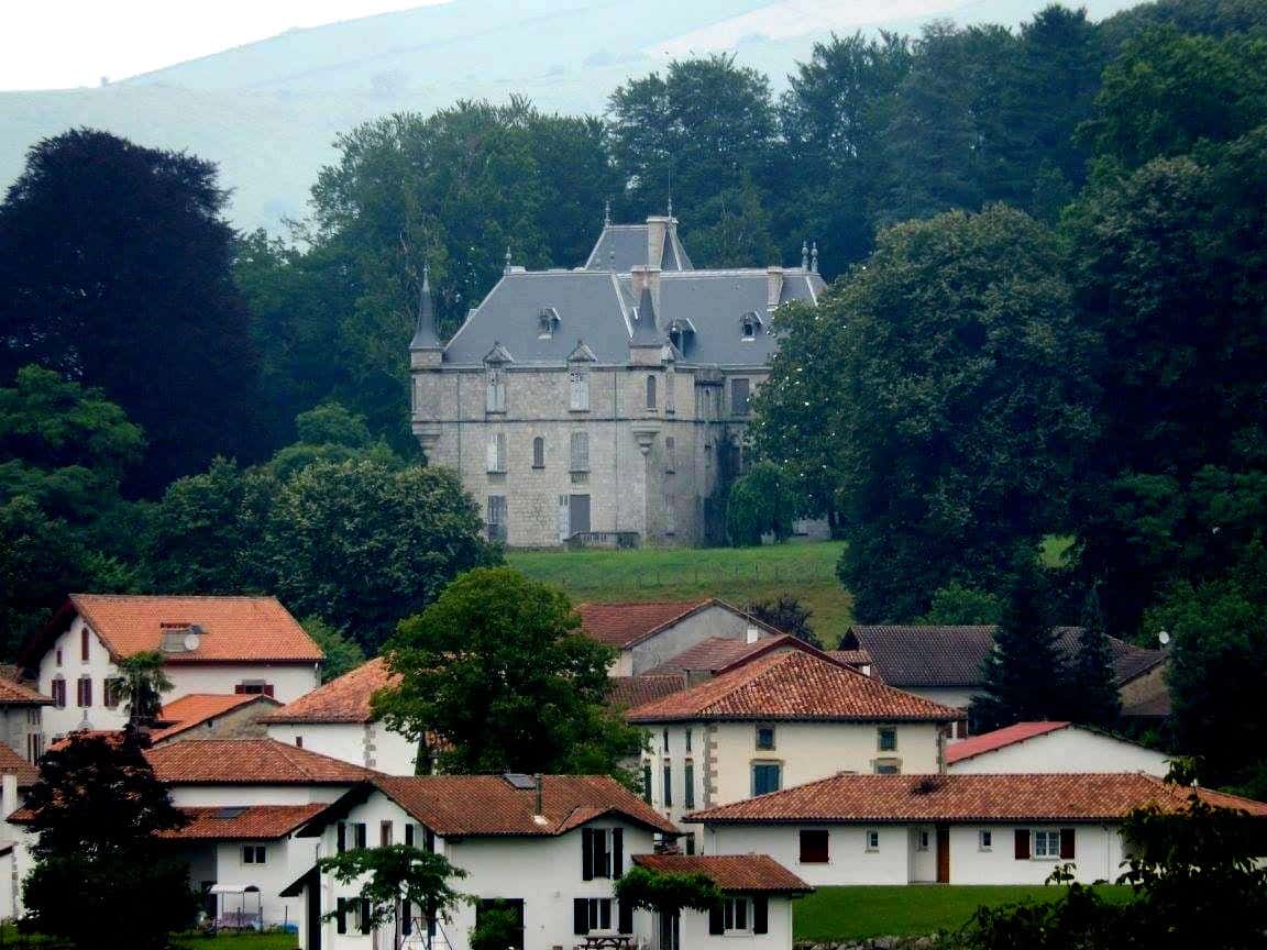 Le Château Harispe de Lacarre au cœur du Pays basque à Lacarre