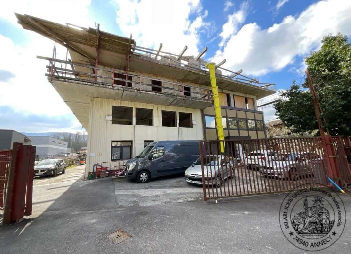 Un bâtiment industriel avec atelier situé rue Hector Berlioz à Saint-Julien-en-Genevois