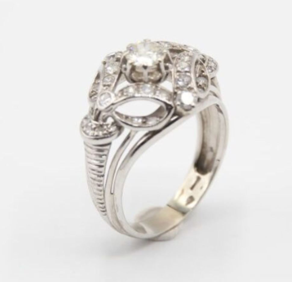 Lot N°26 Bague en or blanc et platine orné d